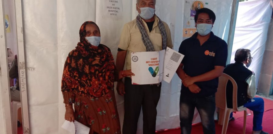 Elderly in Asha slums receive their vaccination