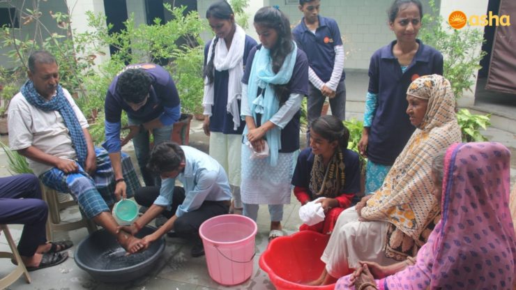 Washing the feet of the elderly, one of the highest expressions of true love