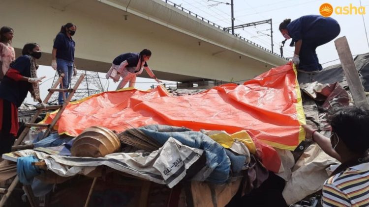 Asha reaches out to the Flood affected Slum Communities in River Bed