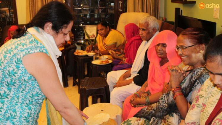 Dr Kiran Practising Servanthood in Leadership with the Elderlies from Asha’s Dr Ambedkar Basti slum community.